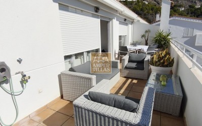 A penthouse with a spacious terrace and lovely views of the sea, the mountains and Altea.
